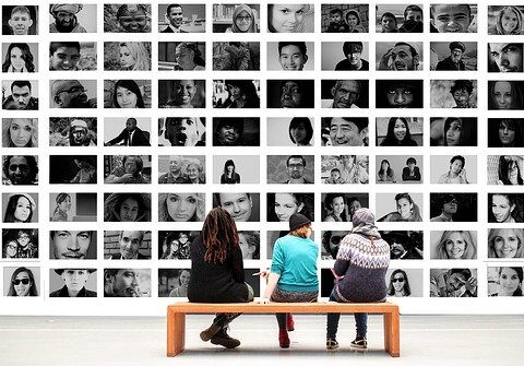 „Oma, du lügst! Das waren keine fünfzehn Minuten!“ schreit der Enkel am Tablet