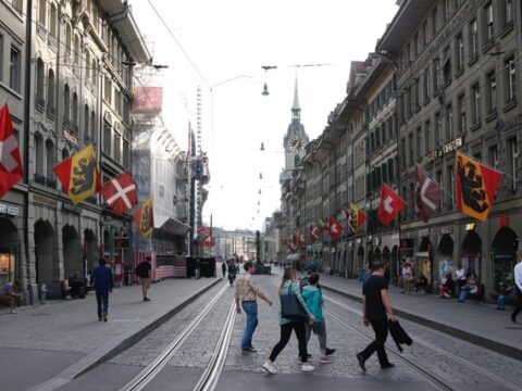Warum Steinbildhauerei verbindet: Bildhauer- und Steinmetzkurse bei der Steinmetzmeisterin