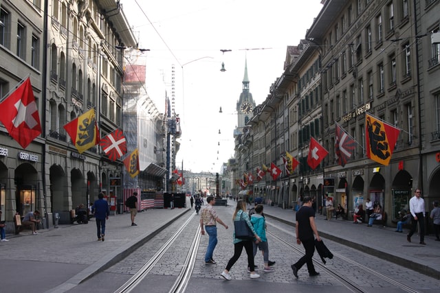 Warum Steinbildhauerei verbindet: Bildhauer- und Steinmetzkurse bei der Steinmetzmeisterin