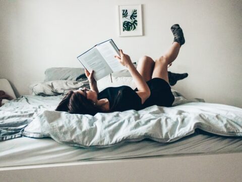 Wie ein bayerischer Abend an der Küste mörderisch eskaliert – Cosy Krimi Neuerscheinung „Mord in Knatterbrook“